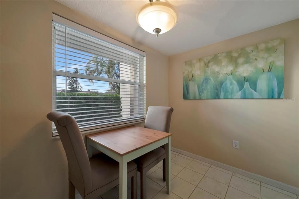 待售: $195,000 (2 贝兹, 2 浴室, 1042 平方英尺)