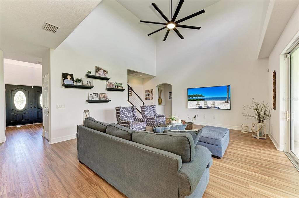 En Venta: $1,050,000 (4 camas, 3 baños, 3200 Pies cuadrados)