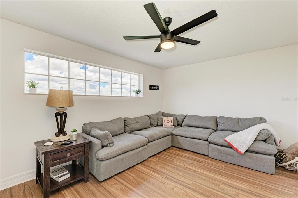 En Venta: $1,050,000 (4 camas, 3 baños, 3200 Pies cuadrados)