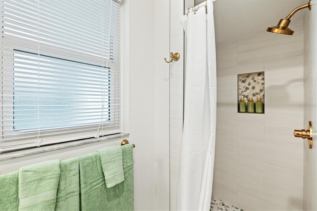 出租: $12,000 (3 贝兹, 2 浴室, 1934 平方英尺)