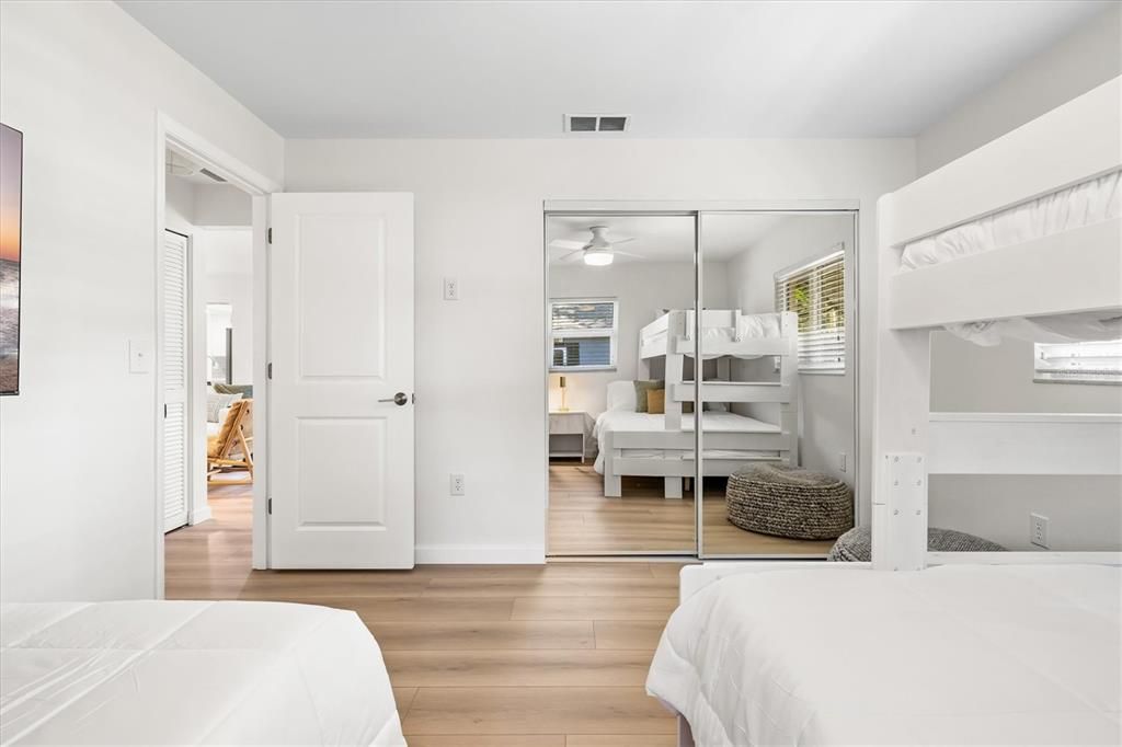 出租: $12,000 (3 贝兹, 2 浴室, 1934 平方英尺)