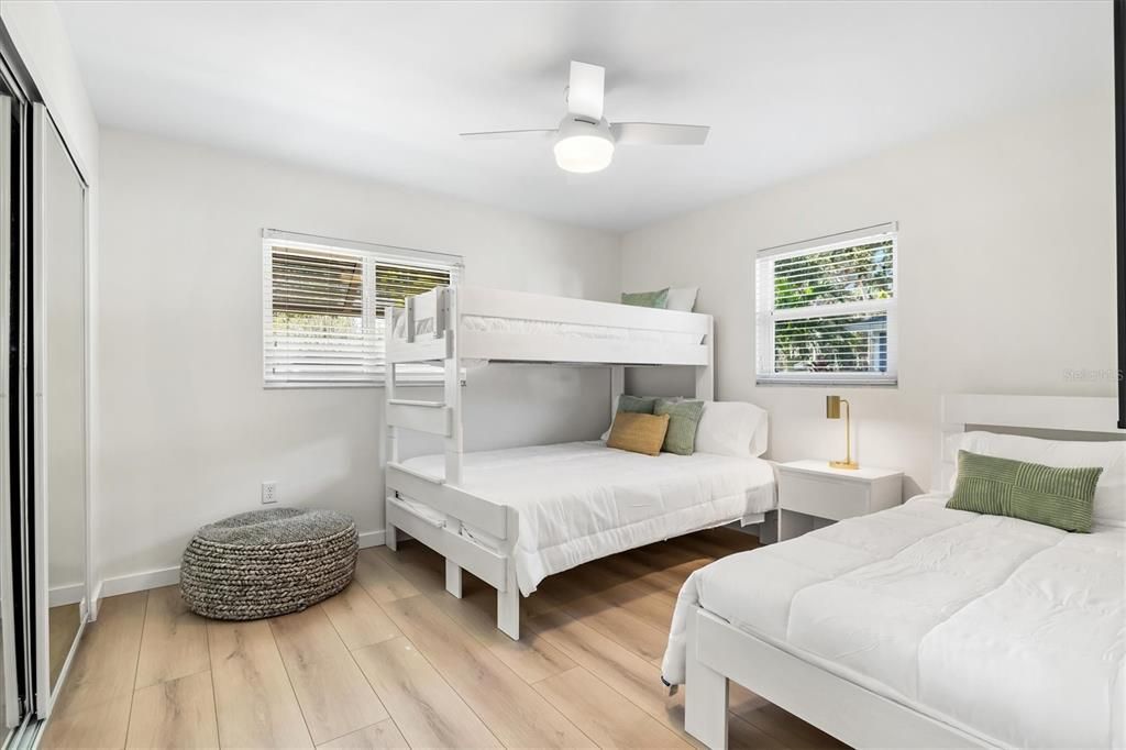 出租: $12,000 (3 贝兹, 2 浴室, 1934 平方英尺)