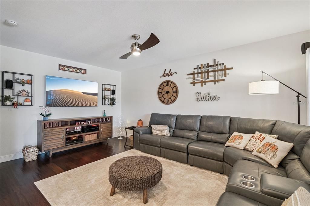 En Venta: $569,900 (4 camas, 2 baños, 2142 Pies cuadrados)