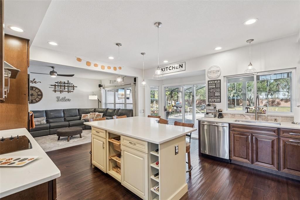 En Venta: $569,900 (4 camas, 2 baños, 2142 Pies cuadrados)