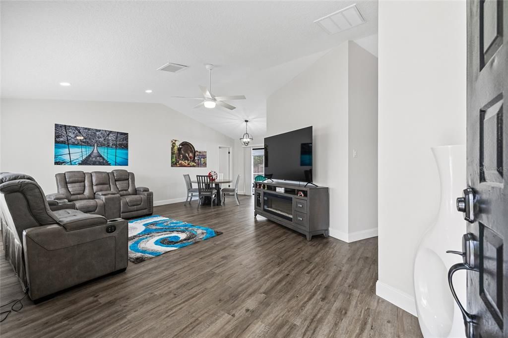 На продажу: $365,000 (4 спален, 3 ванн, 1750 Квадратных фут)