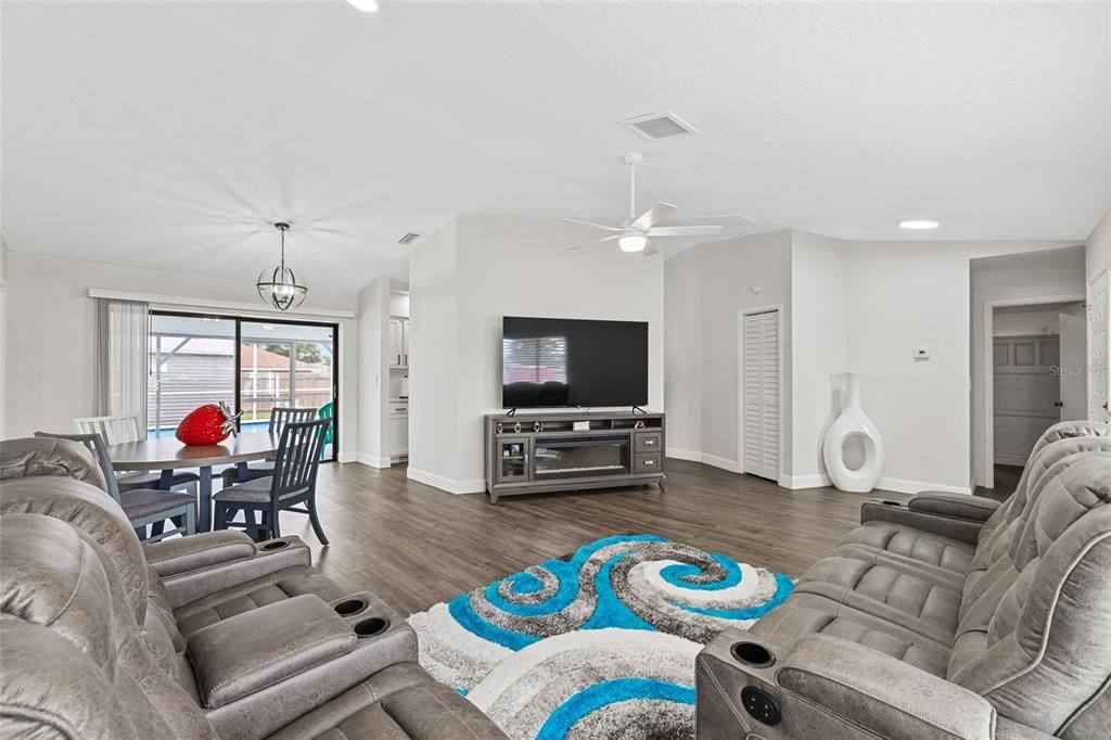 На продажу: $365,000 (4 спален, 3 ванн, 1750 Квадратных фут)