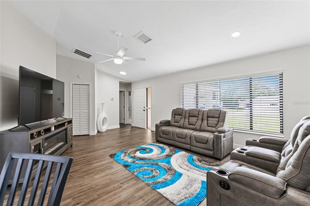 На продажу: $365,000 (4 спален, 3 ванн, 1750 Квадратных фут)