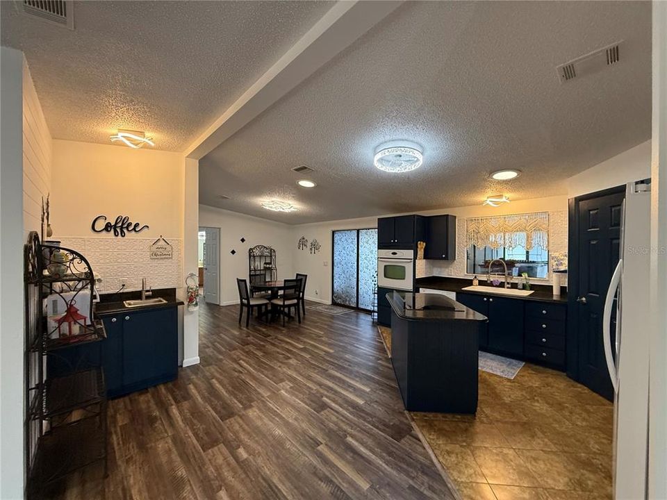 На продажу: $248,500 (2 спален, 2 ванн, 1439 Квадратных фут)