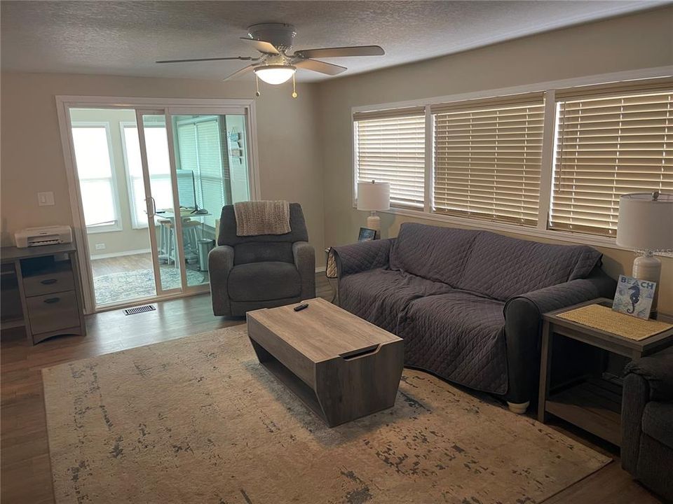 出租: $1,800 (2 贝兹, 2 浴室, 900 平方英尺)