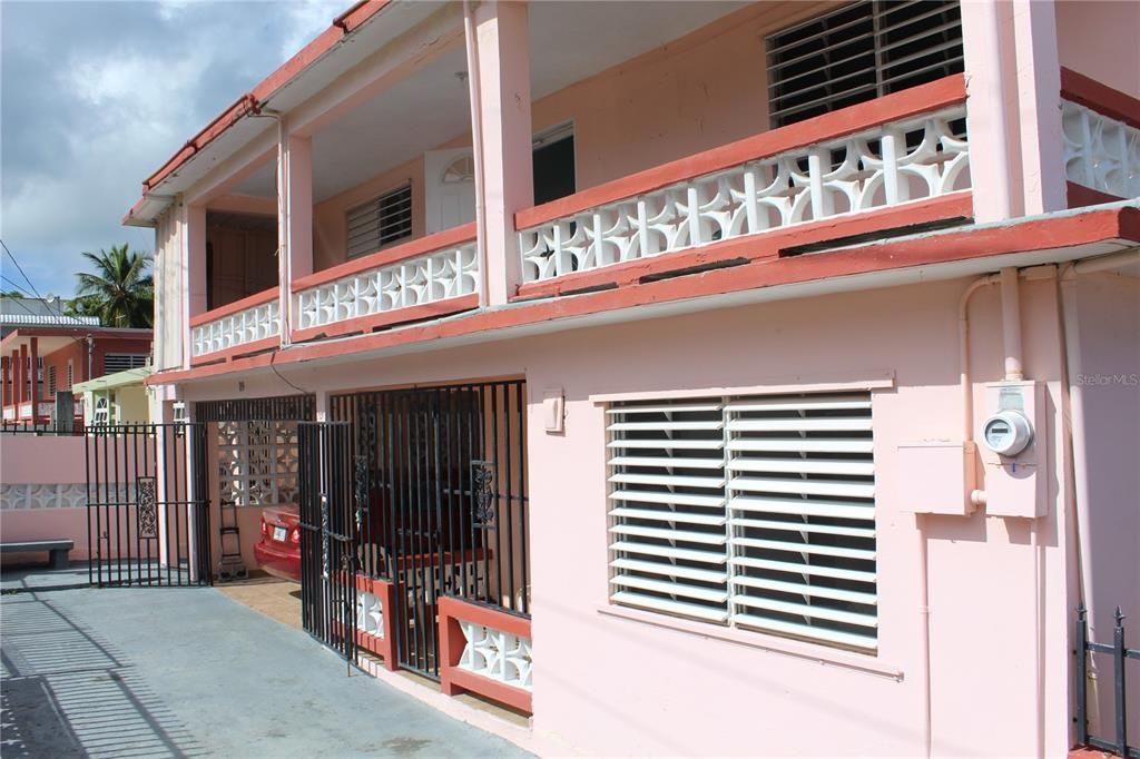 For Sale: $299,000 (6 beds, 2 baths, 2000 Square Feet)