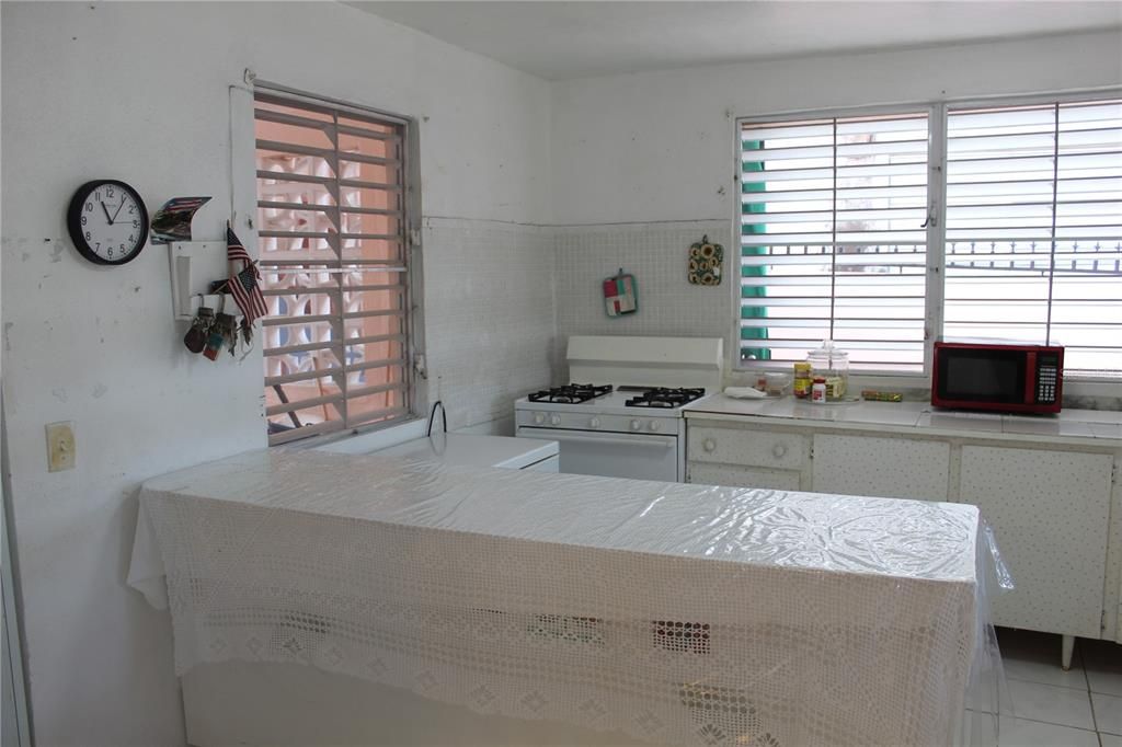 For Sale: $299,000 (6 beds, 2 baths, 2000 Square Feet)