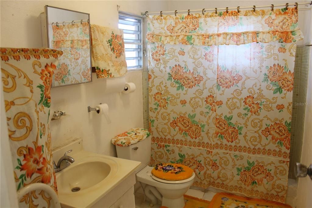 For Sale: $299,000 (6 beds, 2 baths, 2000 Square Feet)