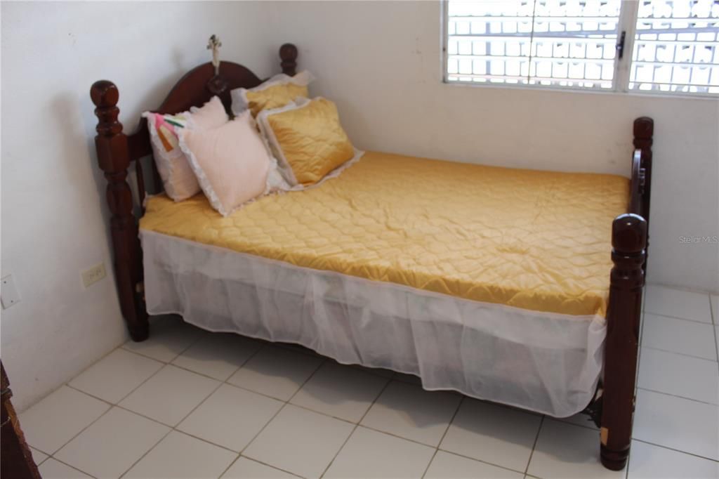 For Sale: $299,000 (6 beds, 2 baths, 2000 Square Feet)