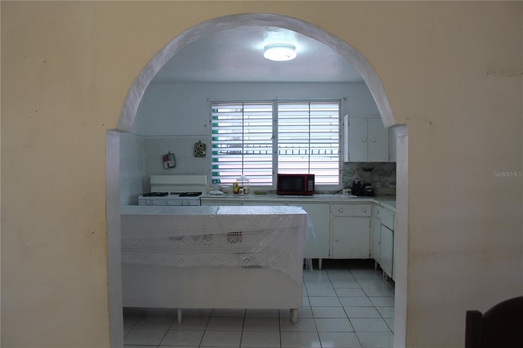 For Sale: $299,000 (6 beds, 2 baths, 2000 Square Feet)