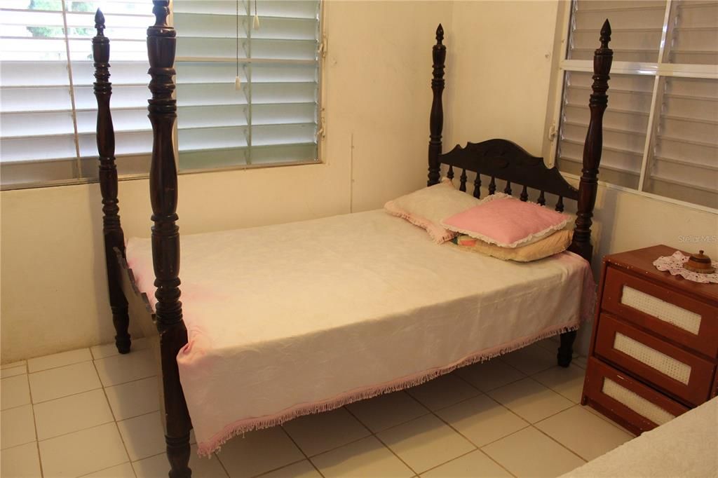 For Sale: $299,000 (6 beds, 2 baths, 2000 Square Feet)