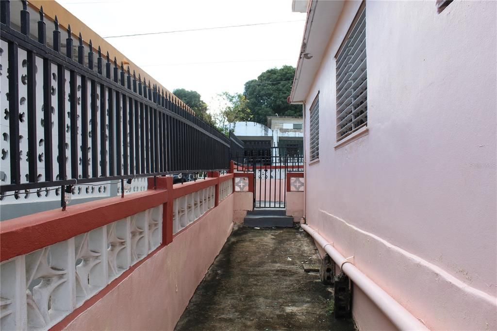 For Sale: $299,000 (6 beds, 2 baths, 2000 Square Feet)