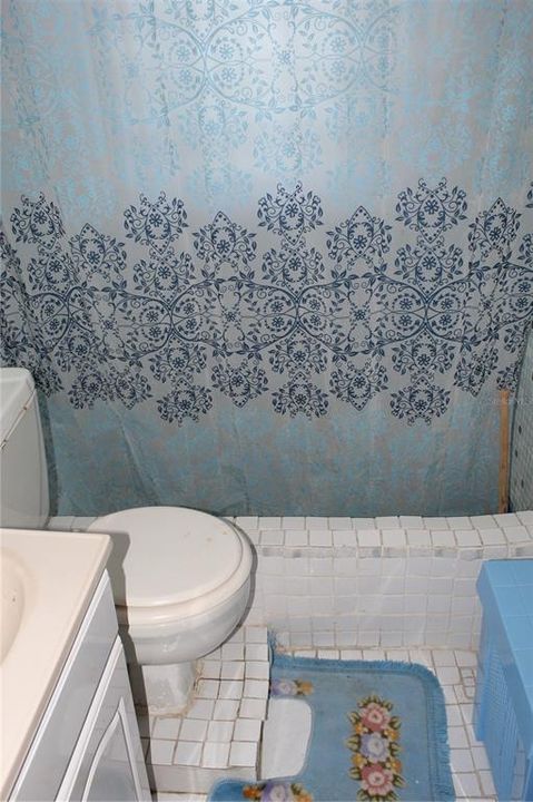 For Sale: $299,000 (6 beds, 2 baths, 2000 Square Feet)