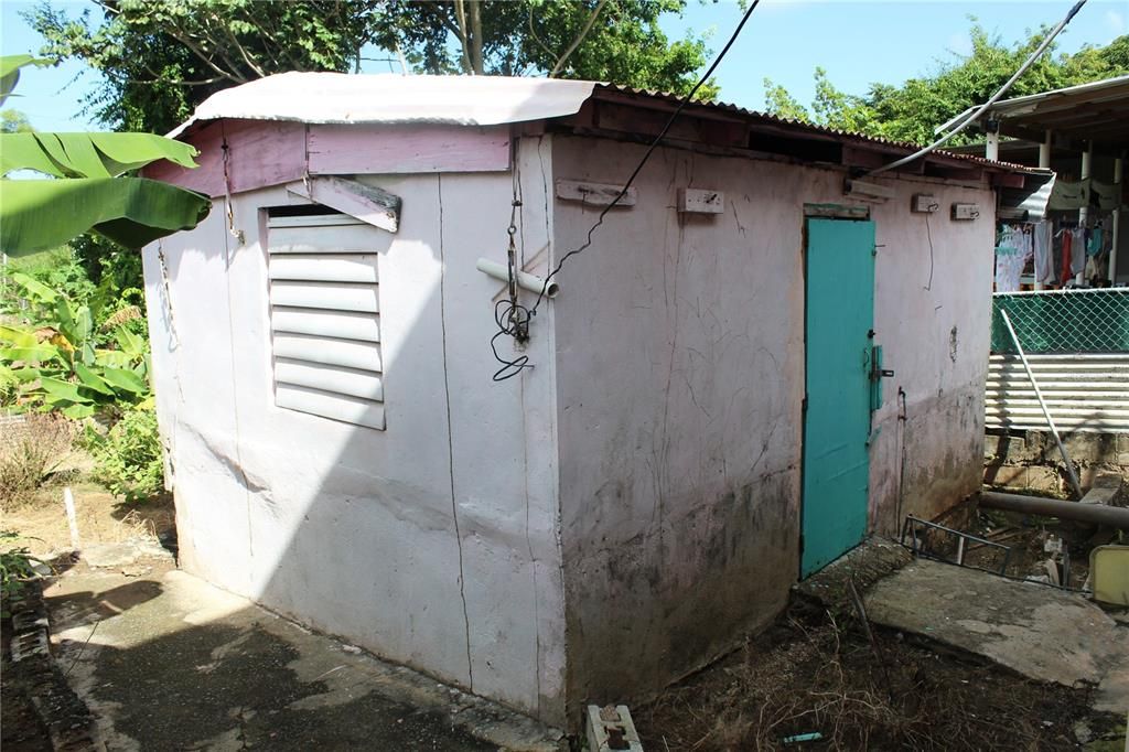 For Sale: $299,000 (6 beds, 2 baths, 2000 Square Feet)