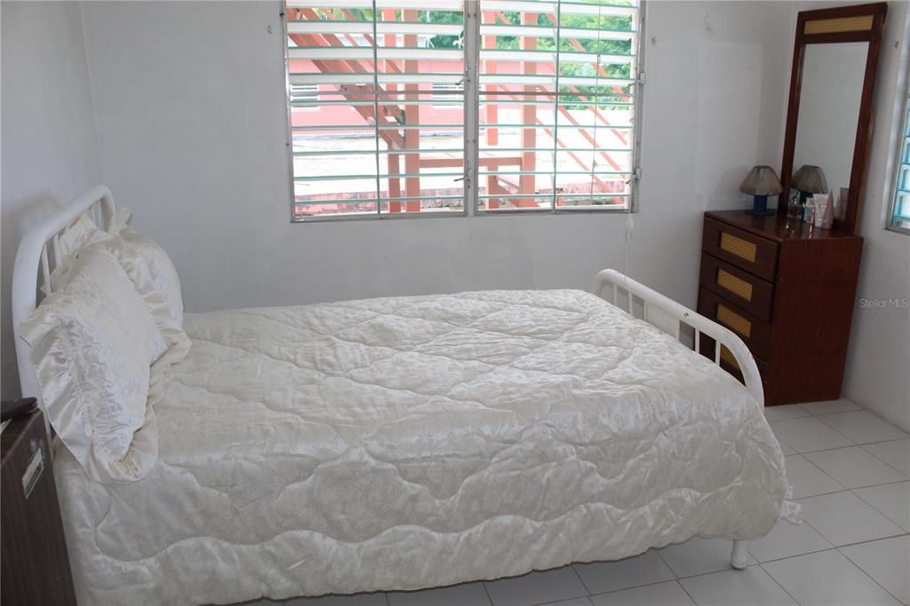 For Sale: $299,000 (6 beds, 2 baths, 2000 Square Feet)