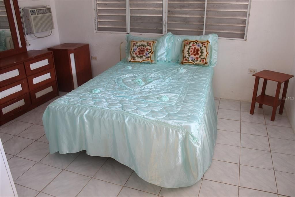 For Sale: $299,000 (6 beds, 2 baths, 2000 Square Feet)