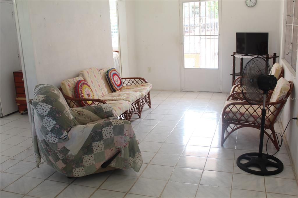 For Sale: $299,000 (6 beds, 2 baths, 2000 Square Feet)