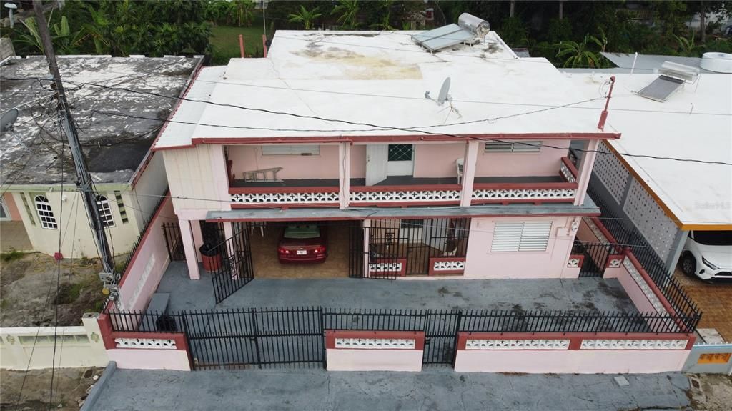 For Sale: $299,000 (6 beds, 2 baths, 2000 Square Feet)