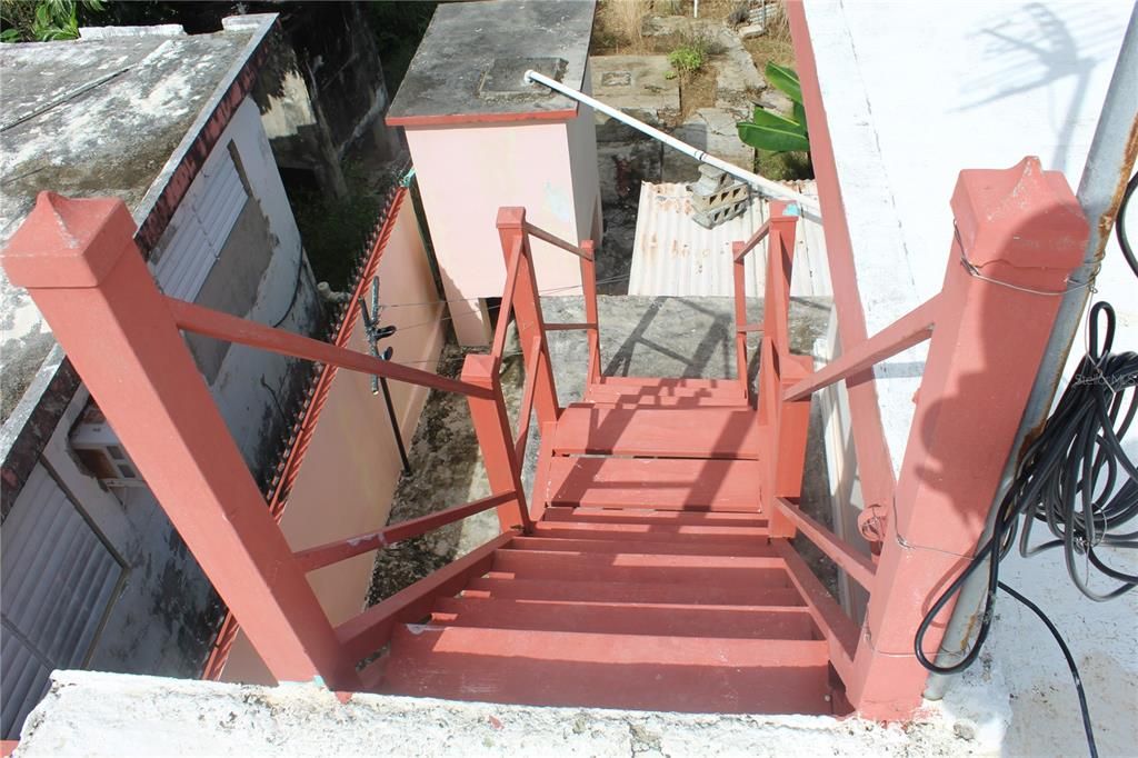 For Sale: $299,000 (6 beds, 2 baths, 2000 Square Feet)