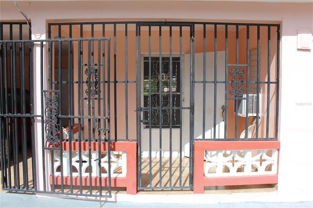 For Sale: $299,000 (6 beds, 2 baths, 2000 Square Feet)