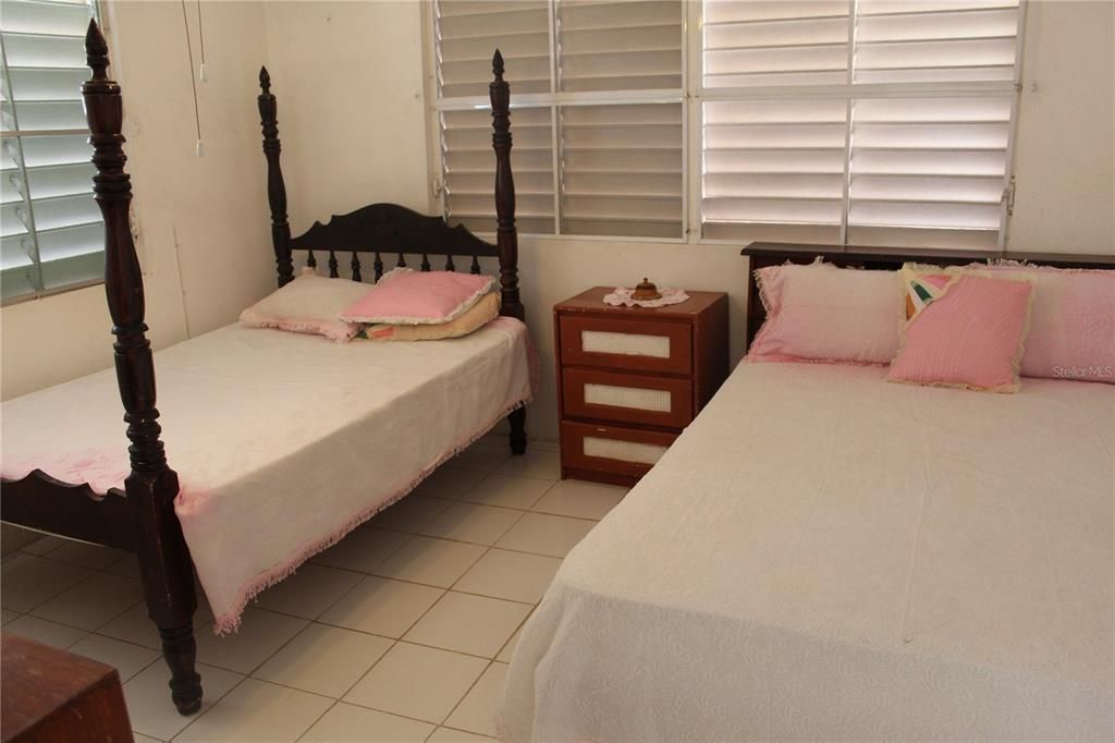 For Sale: $299,000 (6 beds, 2 baths, 2000 Square Feet)