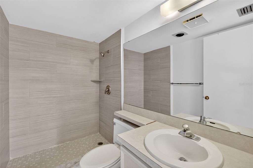 На продажу: $250,000 (2 спален, 2 ванн, 1219 Квадратных фут)