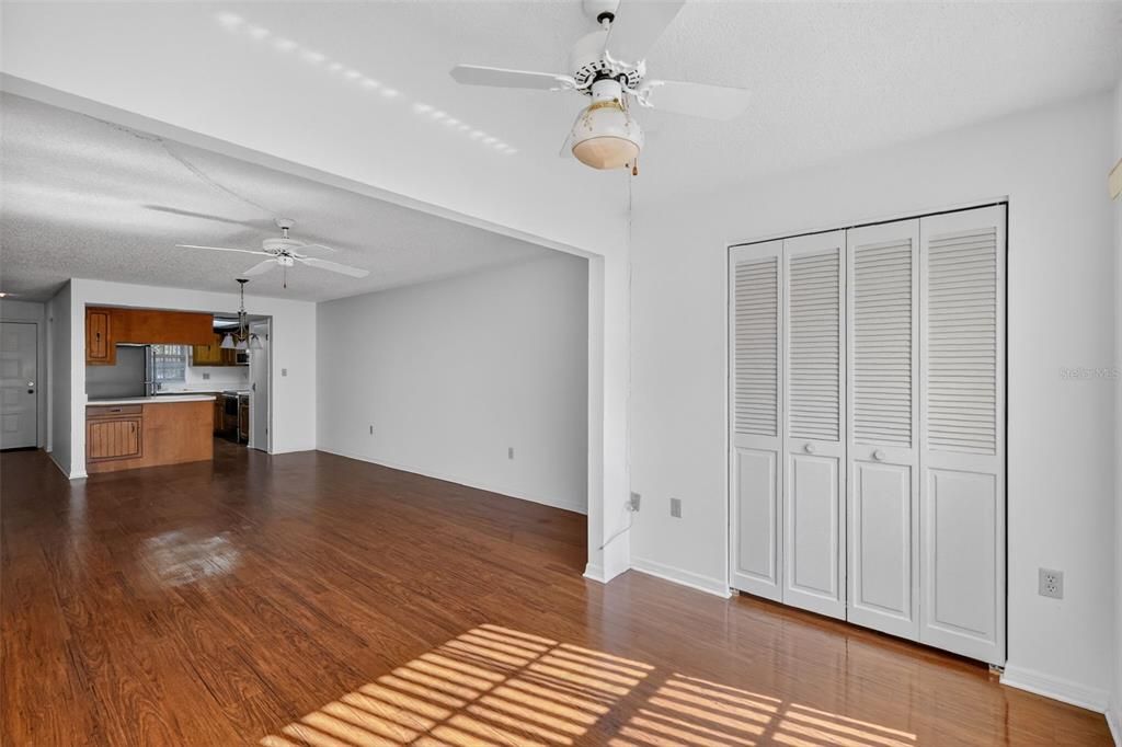 На продажу: $250,000 (2 спален, 2 ванн, 1219 Квадратных фут)