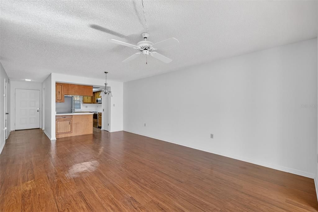 На продажу: $250,000 (2 спален, 2 ванн, 1219 Квадратных фут)