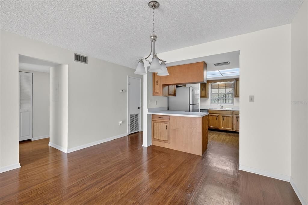 На продажу: $250,000 (2 спален, 2 ванн, 1219 Квадратных фут)