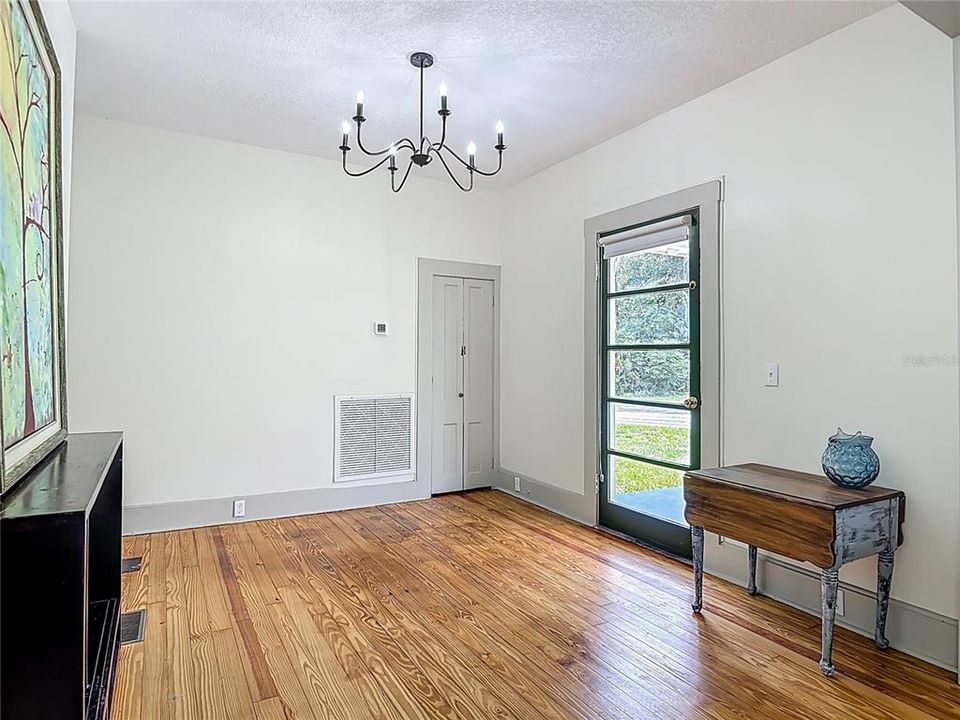 En Venta: $399,000 (5 camas, 3 baños, 2275 Pies cuadrados)