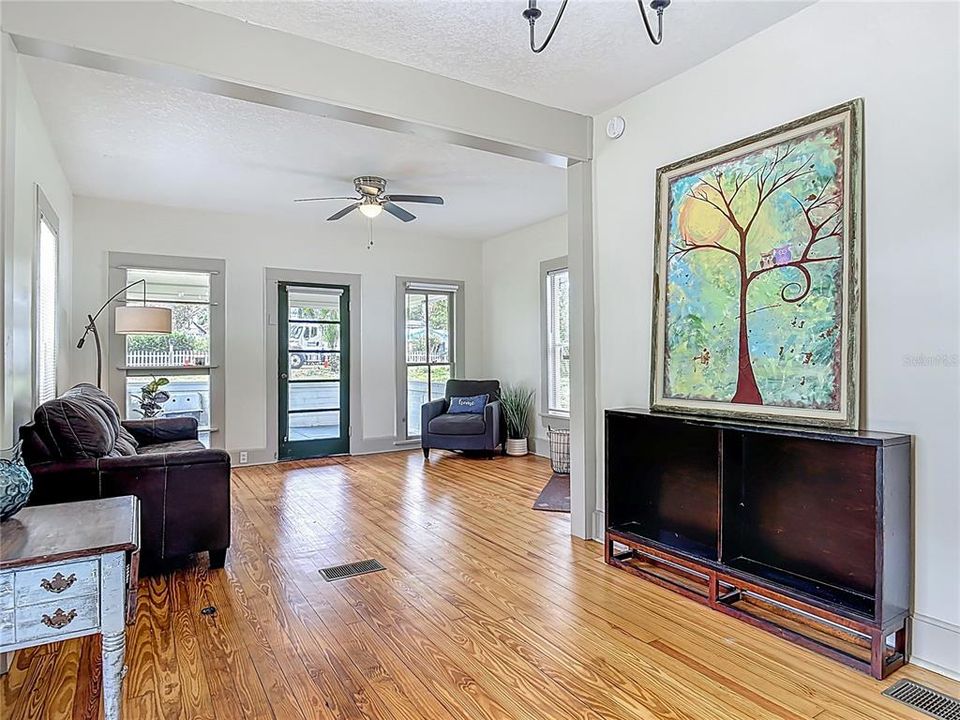 En Venta: $399,000 (5 camas, 3 baños, 2275 Pies cuadrados)