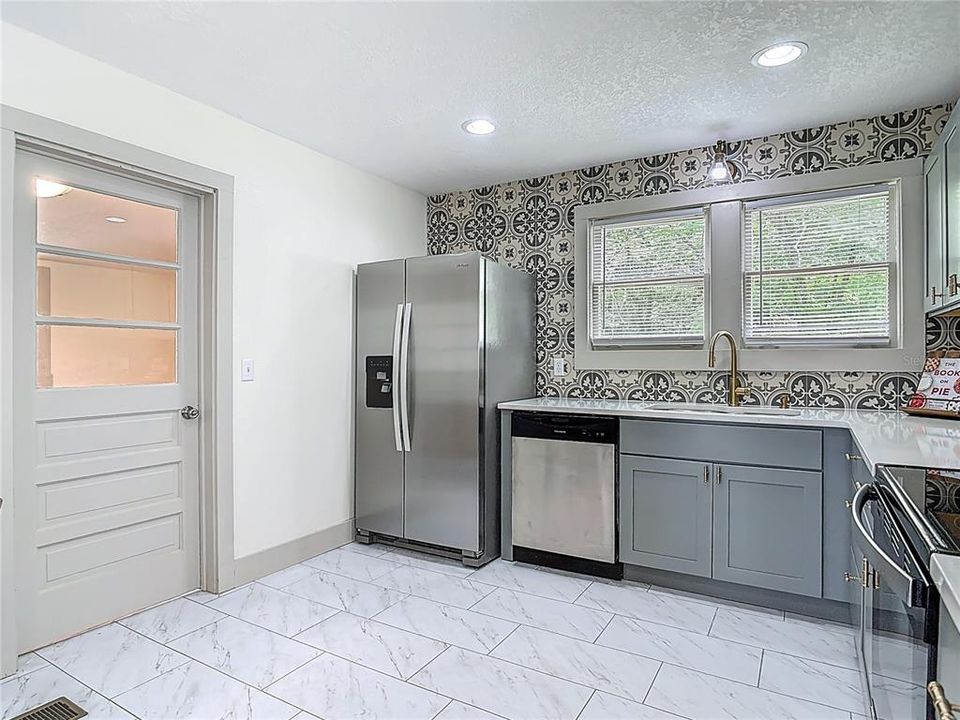 En Venta: $399,000 (5 camas, 3 baños, 2275 Pies cuadrados)