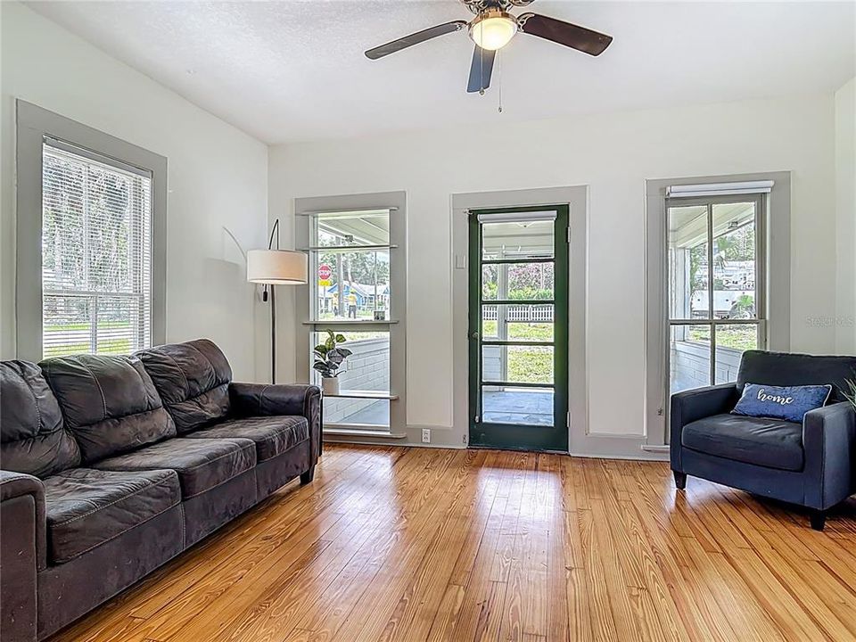 En Venta: $399,000 (5 camas, 3 baños, 2275 Pies cuadrados)