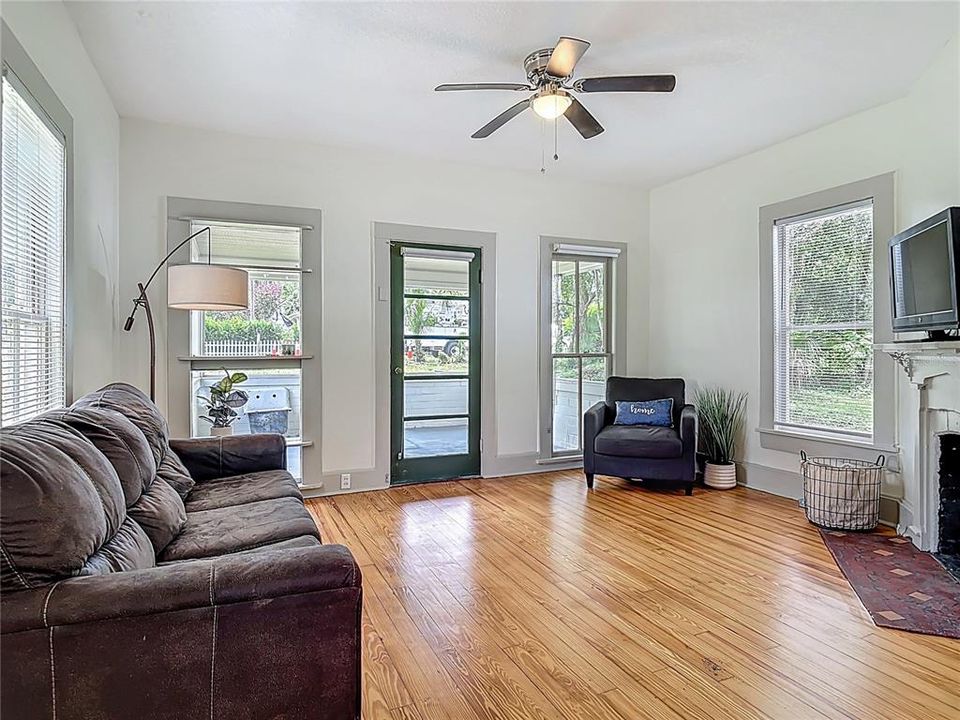 En Venta: $399,000 (5 camas, 3 baños, 2275 Pies cuadrados)