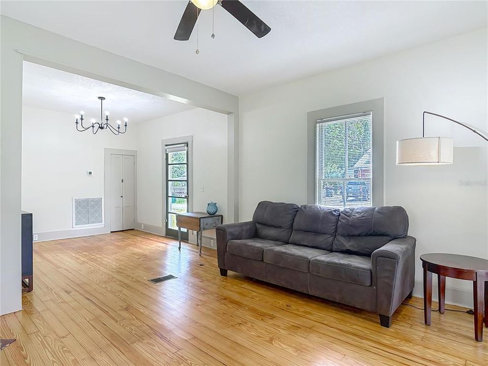 En Venta: $399,000 (5 camas, 3 baños, 2275 Pies cuadrados)