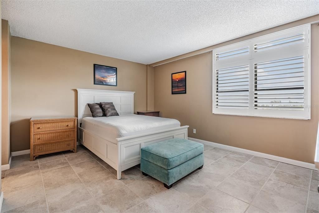 待售: $229,900 (2 贝兹, 2 浴室, 1050 平方英尺)