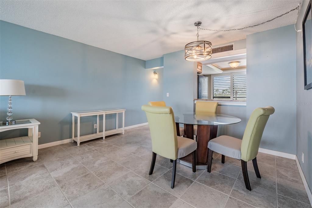 待售: $229,900 (2 贝兹, 2 浴室, 1050 平方英尺)