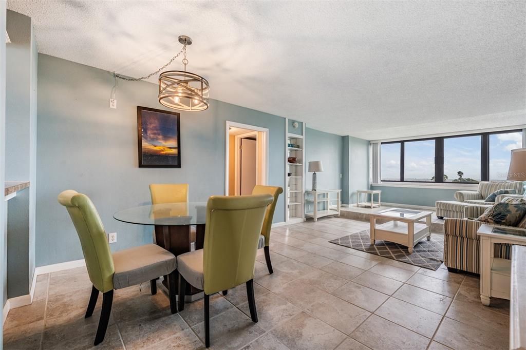 待售: $229,900 (2 贝兹, 2 浴室, 1050 平方英尺)