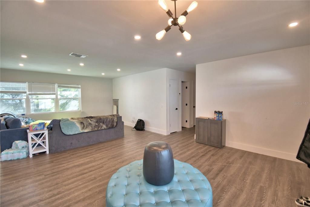 For Sale: $350,000 (5 beds, 2 baths, 2078 Square Feet)