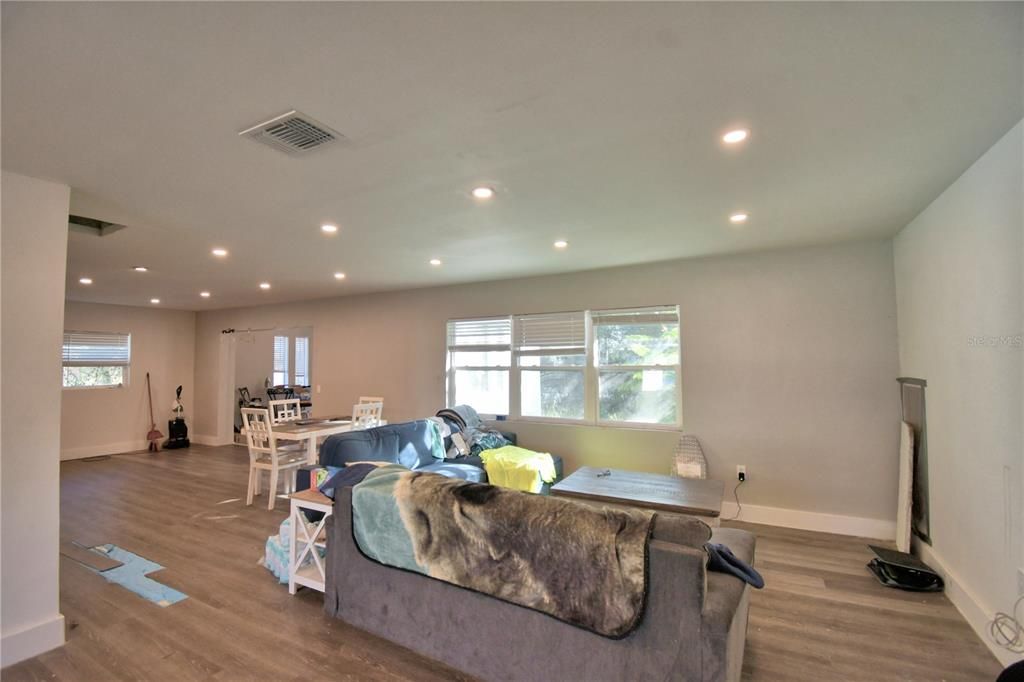 For Sale: $350,000 (5 beds, 2 baths, 2078 Square Feet)