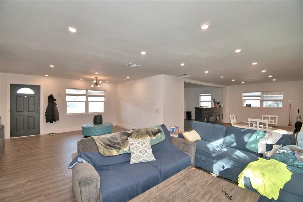 For Sale: $350,000 (5 beds, 2 baths, 2078 Square Feet)