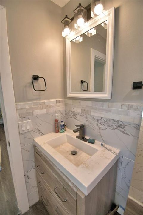 For Sale: $350,000 (5 beds, 2 baths, 2078 Square Feet)