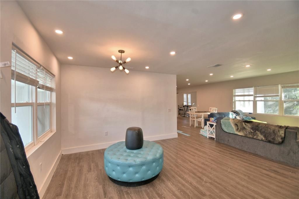 For Sale: $350,000 (5 beds, 2 baths, 2078 Square Feet)