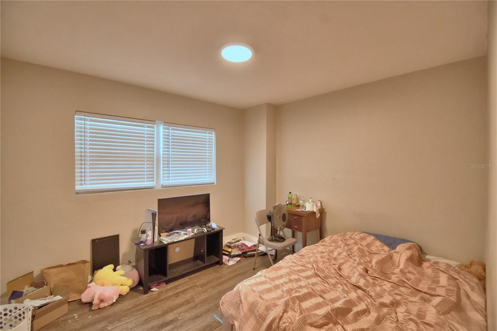 For Sale: $350,000 (5 beds, 2 baths, 2078 Square Feet)