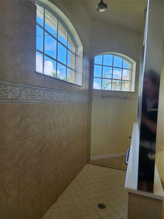 For Rent: $1,600 (1 beds, 1 baths, 920 Square Feet)