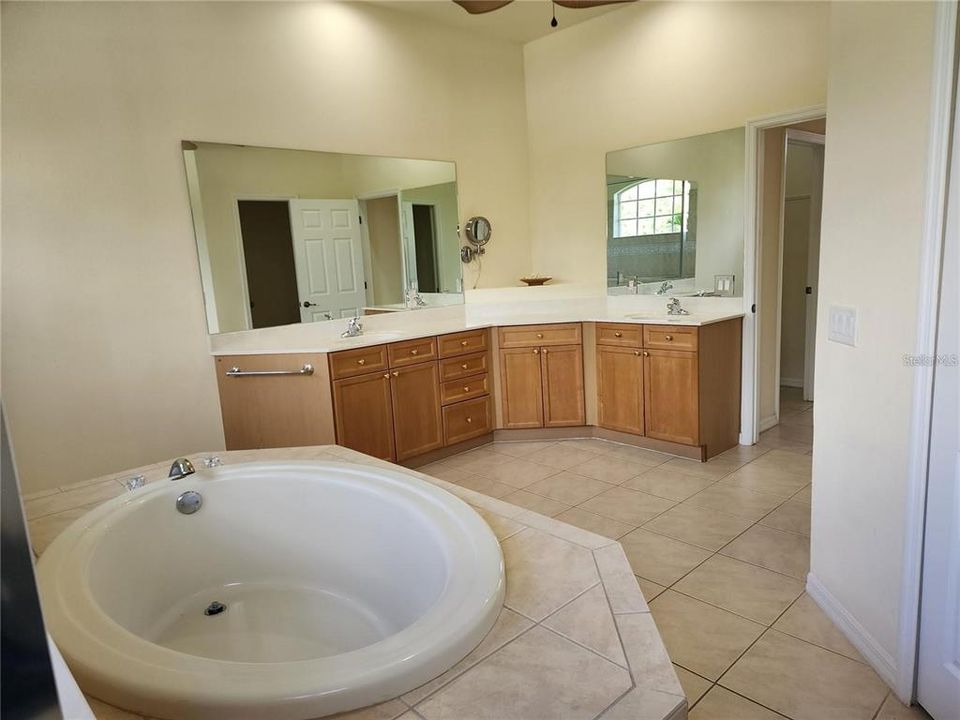 For Rent: $1,600 (1 beds, 1 baths, 920 Square Feet)